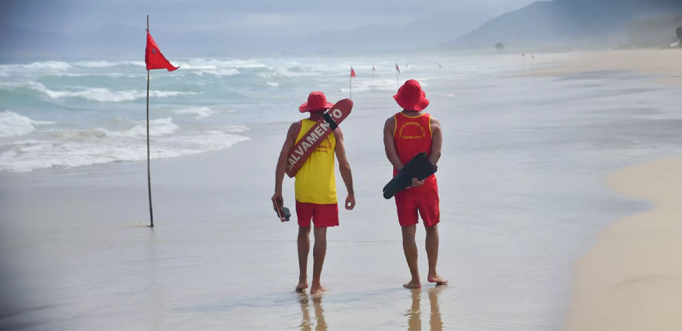 Os sinais e as bandeiras de segurança aquática em praias